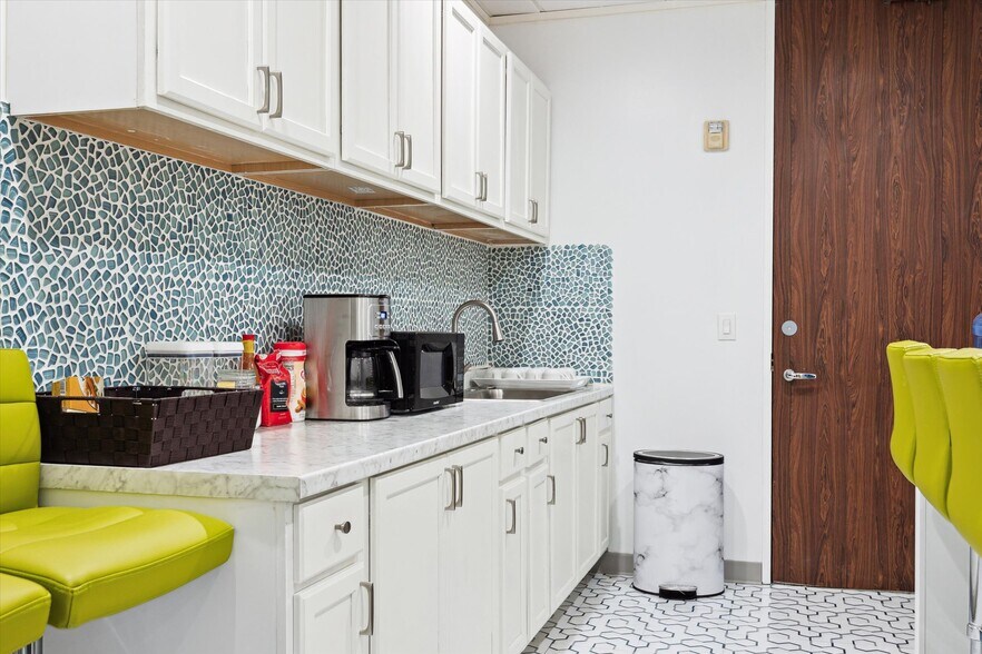 More Photos Of 12727 Featherwood Dr, Houston Medical For Lease