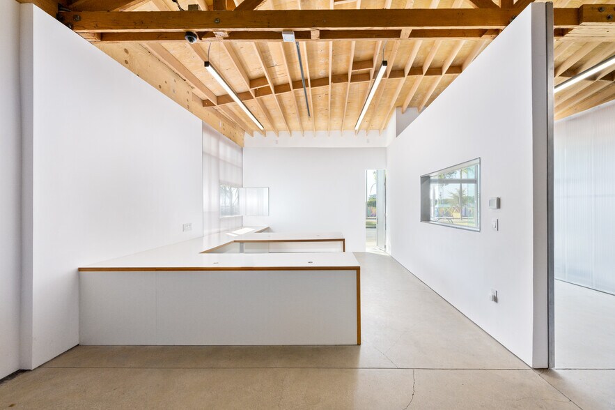 More Photos Of 9055 Santa Monica Blvd, West Hollywood General Retail For Lease