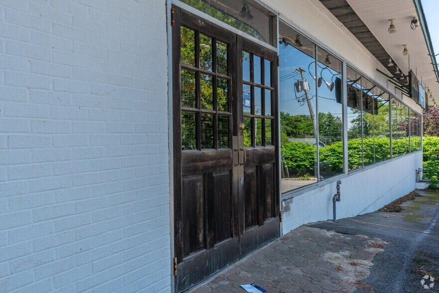 More Photos Of 80 E Main St, Huntington Freestanding For Sale