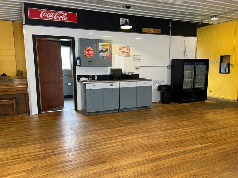 More Photos Of 720 S Broadway St, Greensburg Restaurant For Sale