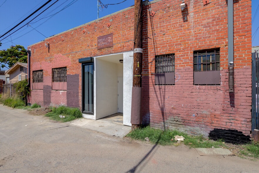 More Photos Of 2616 W Jefferson Blvd, Los Angeles Showroom For Sale