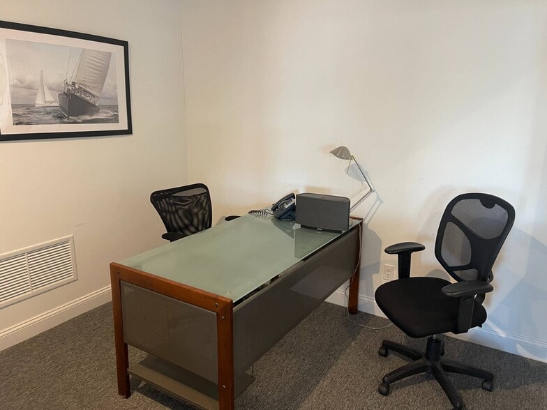 More Photos Of 16 Hampton Rd, Southampton Storefront Retail Office For Sale