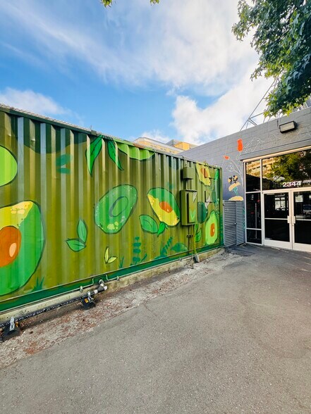 More Photos Of 175 Bay Pl, Oakland Restaurant For Lease