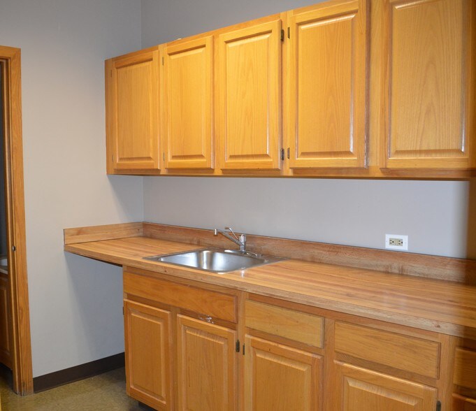 More Photos Of 919 N Plum Grove Rd, Schaumburg Office For Sale