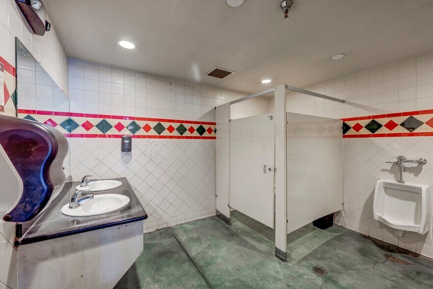 More Photos Of 922-926 Victorian Ave, Sparks General Retail For Sale