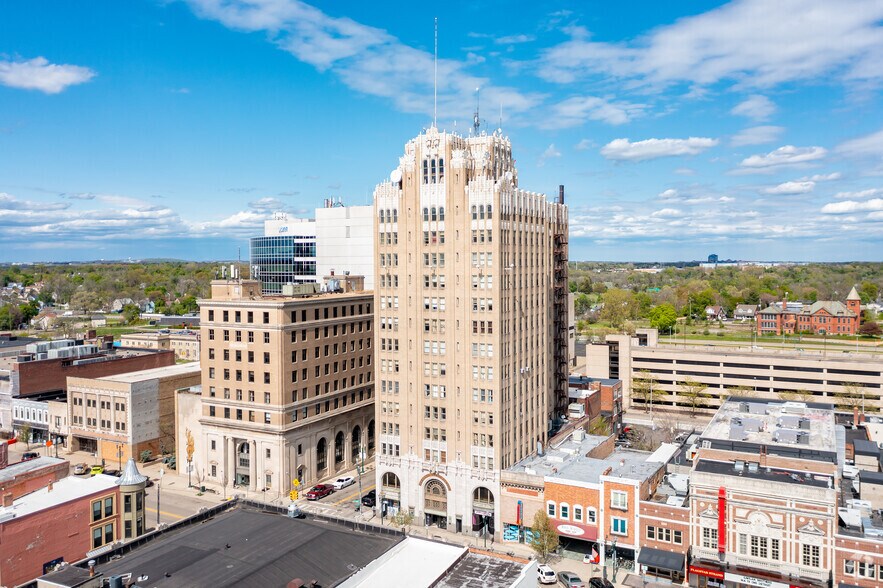 More Photos Of 28 N Saginaw St, Pontiac Office For Sale