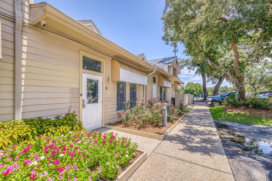 More Photos Of 913 Gulf Breeze Pky, Gulf Breeze Storefront Retail Office For Sale