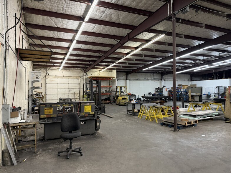 More Photos Of 3333 E Loop 820 S, Fort Worth Warehouse For Lease