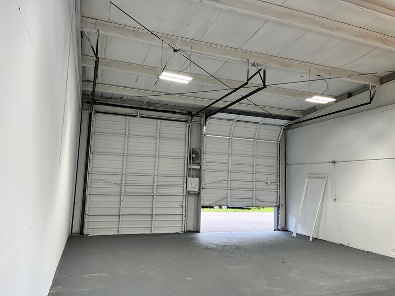 More Photos Of 3609 Old Winter Garden Rd, Orlando Warehouse For Lease