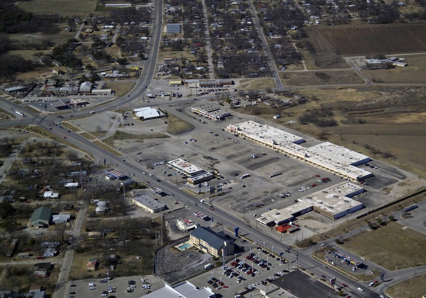 More Photos Of 509-531 W Commerce St, Brownwood Unknown For Lease