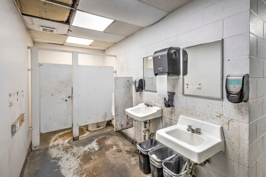 More Photos Of 1909 N Highway 81, Duncan Auto Dealership For Sale