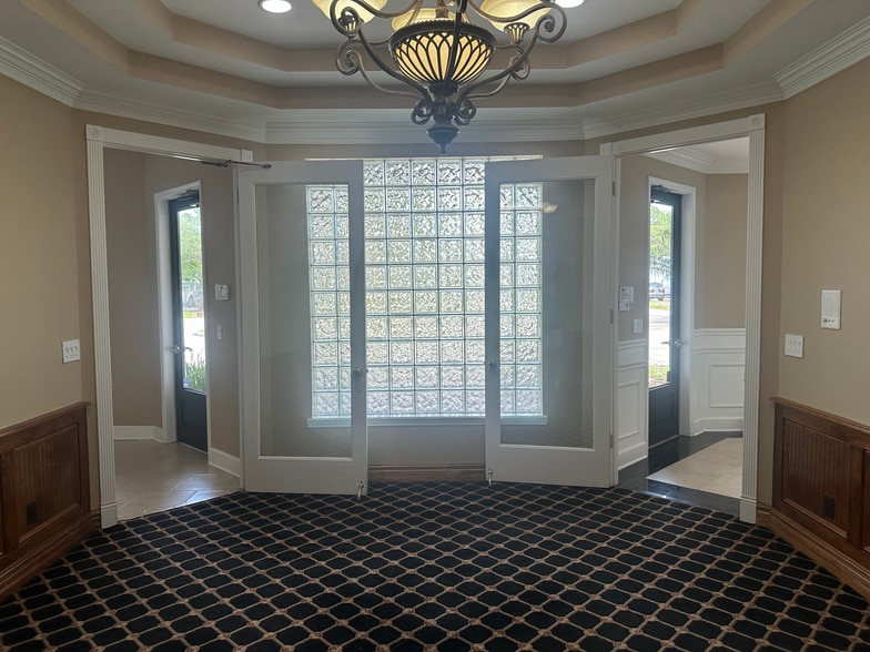 More Photos Of 9600 Sunbeam Center Dr, Jacksonville Office For Sale
