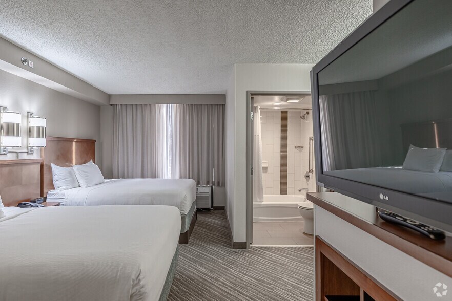 More Photos Of 4610 W Walnut St, Rogers Hotel For Sale