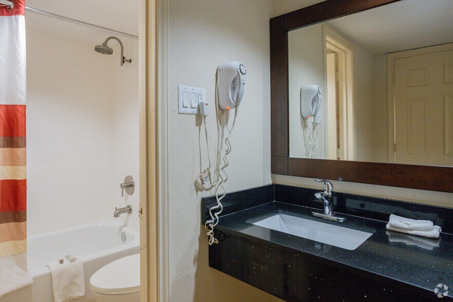 More Photos Of 9902 Gulf Freeway, Houston Hotel For Sale