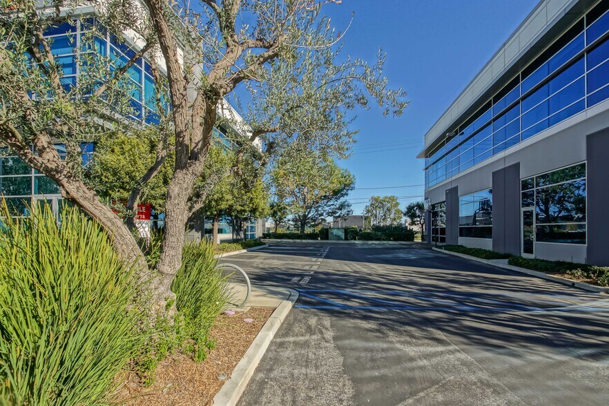 More Photos Of 887-889 N Douglas St, El Segundo Loft Creative Space For Sale