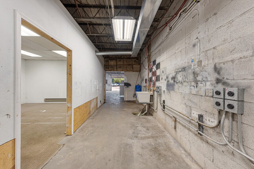 More Photos Of 5213 W Broadway Ave, Minneapolis Auto Dealership For Lease