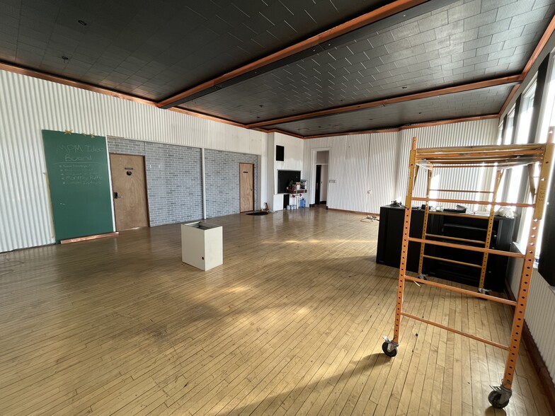 More Photos Of 1034 S 18th St, Manitowoc Flex For Lease