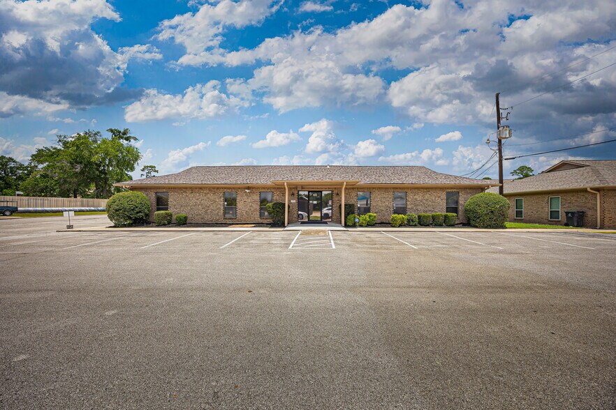 Primary Photo Of 105 Commercial Cir, Conroe Medical For Sale