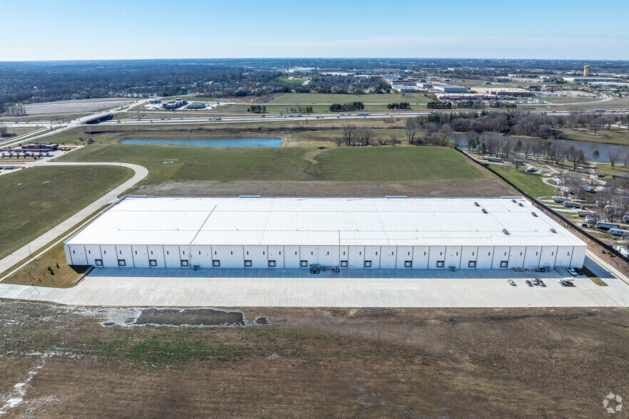 More Photos Of 10300 Northpark Dr, Urbandale Distribution For Lease