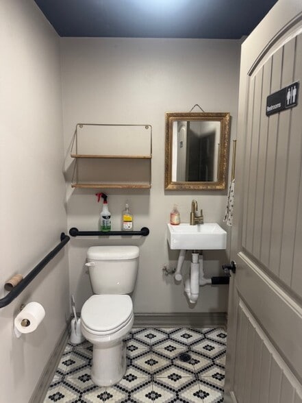 More Photos Of 9 Commerce St, Thomasville Freestanding For Lease