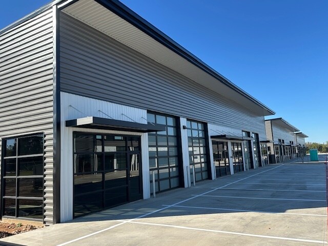 More Photos Of 355 Cross Creek Rd, Georgetown Showroom For Lease