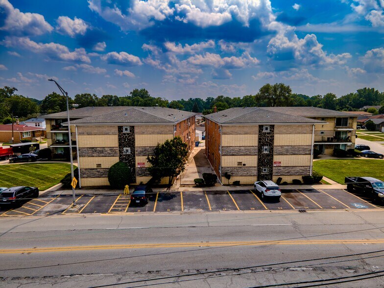 More Photos Of 1025-1049 W Vermont St, Calumet Park Apartments For Sale