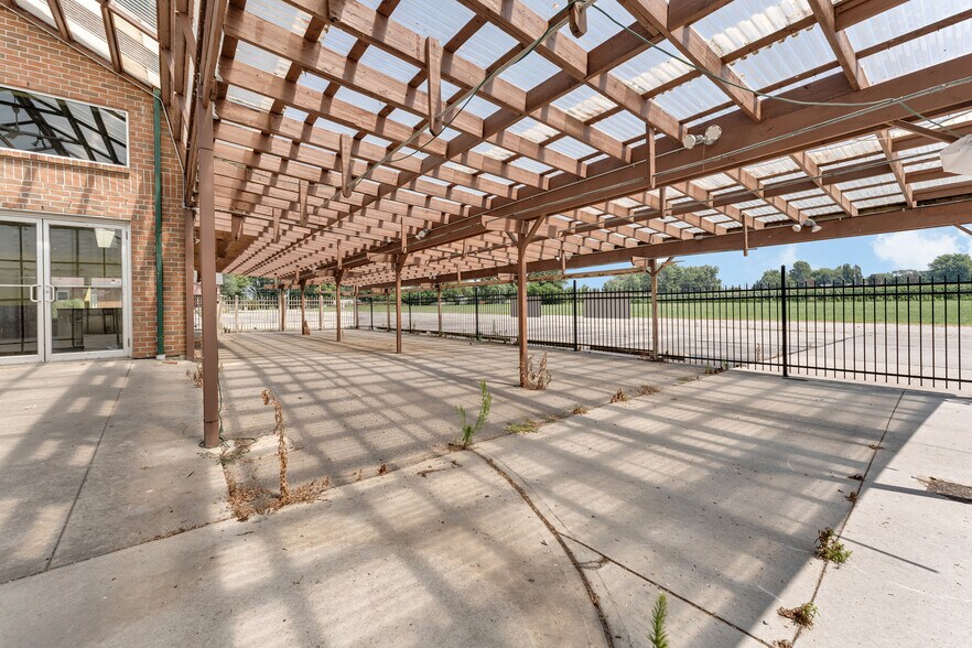 More Photos Of 585 Seacliff Dr, Kingsville Freestanding For Sale