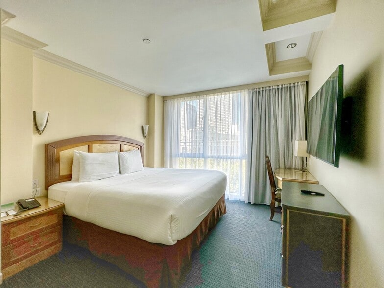 More Photos Of 52 Mulberry St, New York Hospitality For Sale