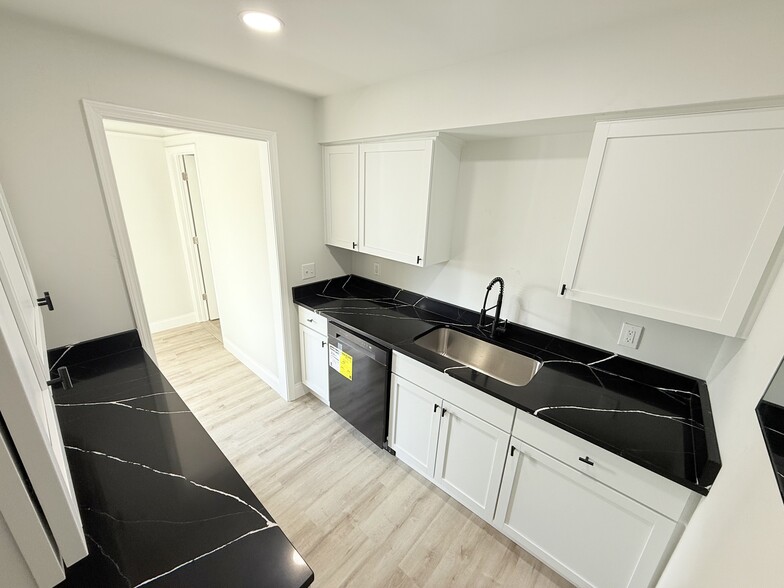 More Photos Of 5729-5731 S Beech Daly Rd, Dearborn Heights Warehouse For Sale