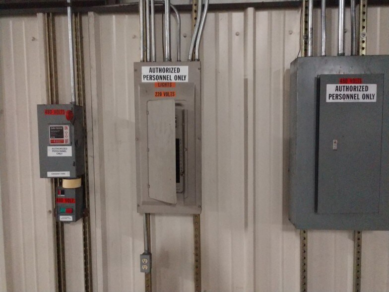 More Photos Of 460 Commerce Pl, Asheboro Warehouse For Lease