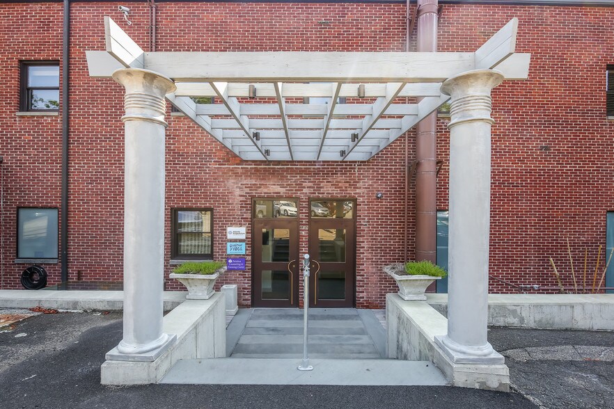 More Photos Of 1100 High Ridge Rd, Stamford Freestanding For Sale