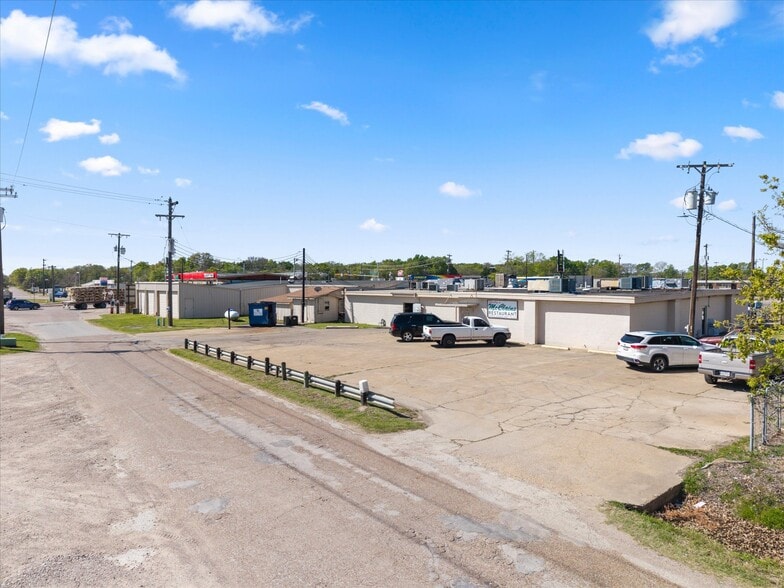 More Photos Of 101 N Seven Points Dr, Kemp Service Station For Sale