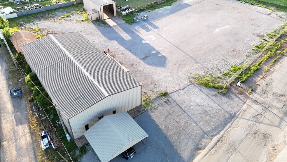 More Photos Of 201 NE 4TH St, Lindsay Manufacturing For Lease