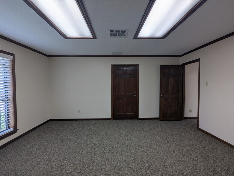 More Photos Of 8141 Gladys Ave, Beaumont Office For Lease