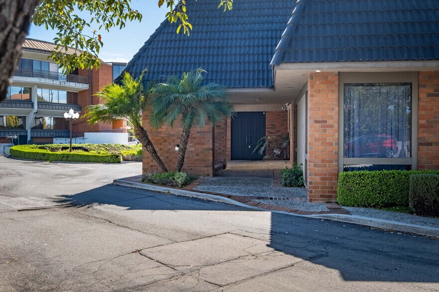 More Photos Of 550 N Golden Circle Dr, Santa Ana Office For Lease