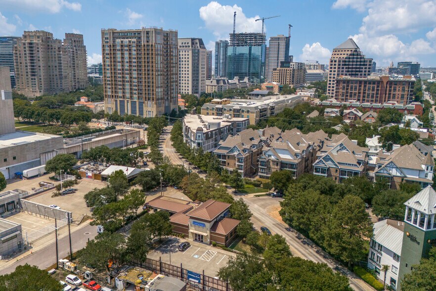 More Photos Of 2121 Maple Ave, Dallas Bank For Lease