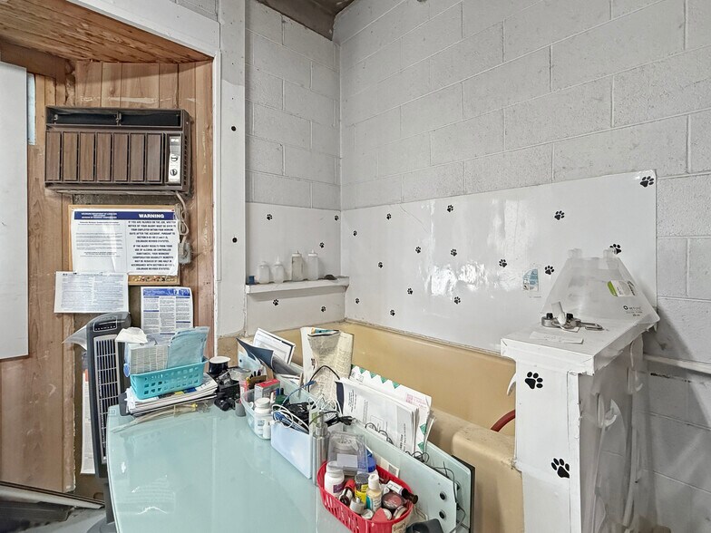More Photos Of 1331 W Main St, Sterling Veterinarian Kennel For Sale