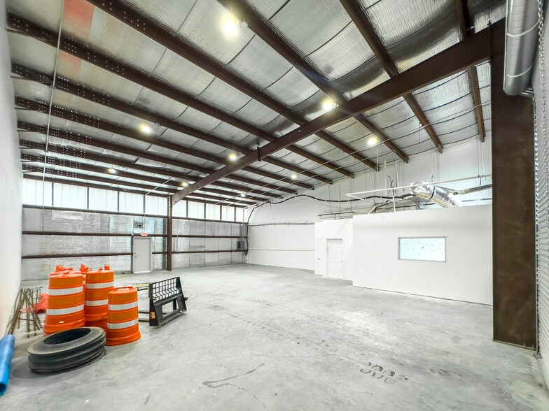 More Photos Of 9013 Pagewood Ln, Houston Warehouse For Sale
