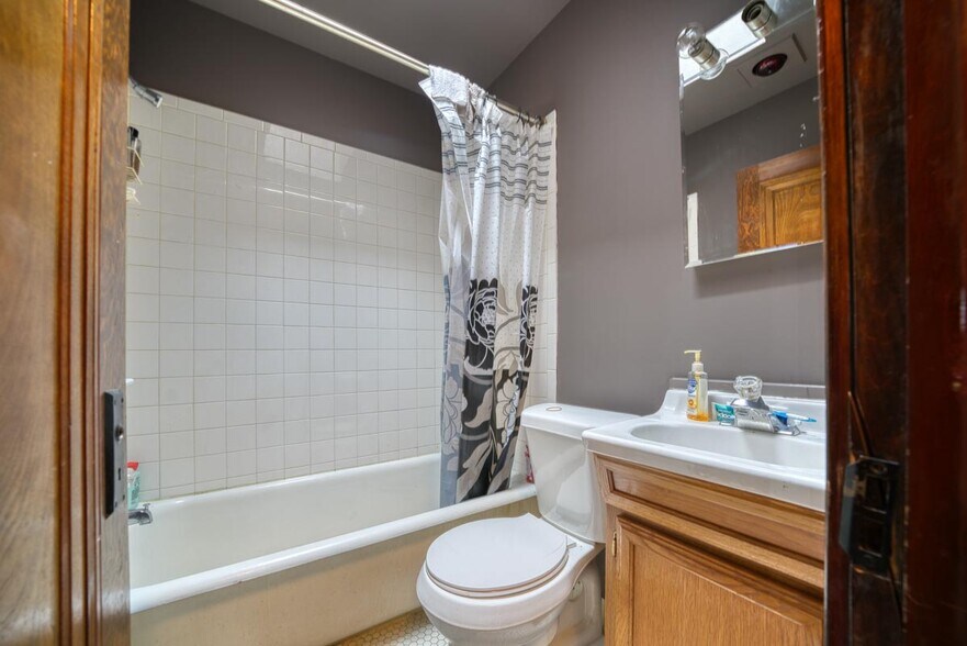 More Photos Of 10325 Cadieux Rd, Detroit Flex For Sale