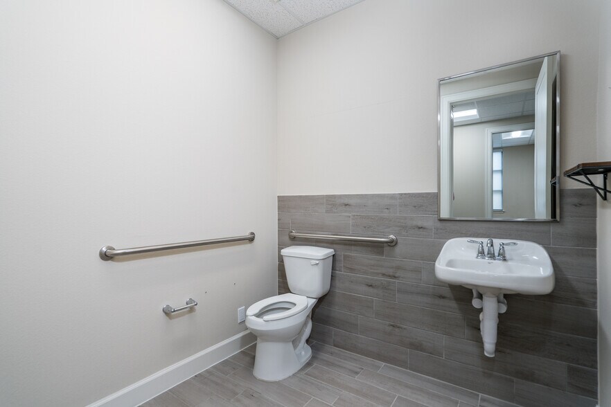 More Photos Of 8118 Fry Rd, Cypress Medical For Lease