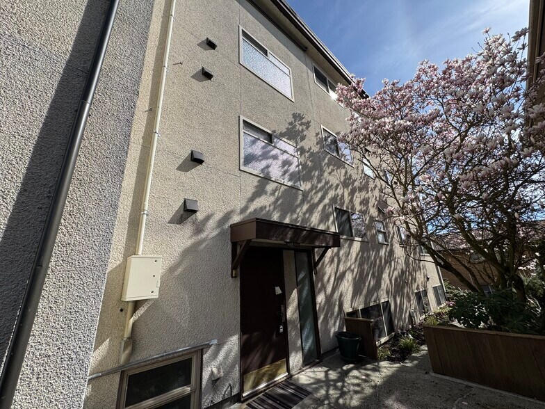 More Photos Of 2401 NW 63rd St, Seattle Apartments For Sale