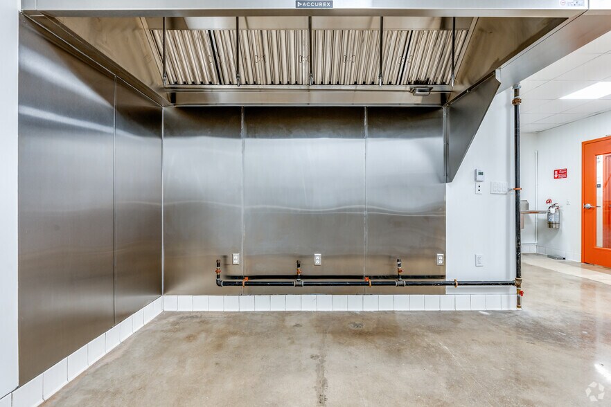 More Photos Of 3004-3008 Cullen St, Fort Worth Distribution For Lease