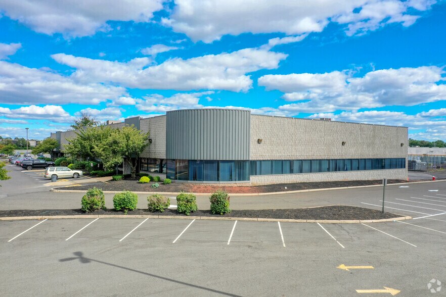 More Photos Of 600 Corporate Ct, South Plainfield Light Distribution For Lease