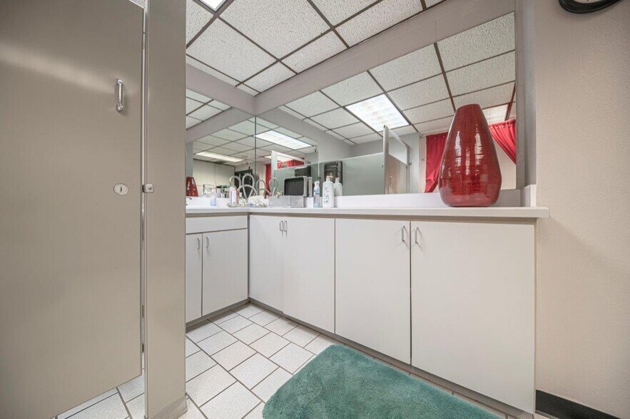 More Photos Of 125 W Missouri Ave, Midland Office For Sale