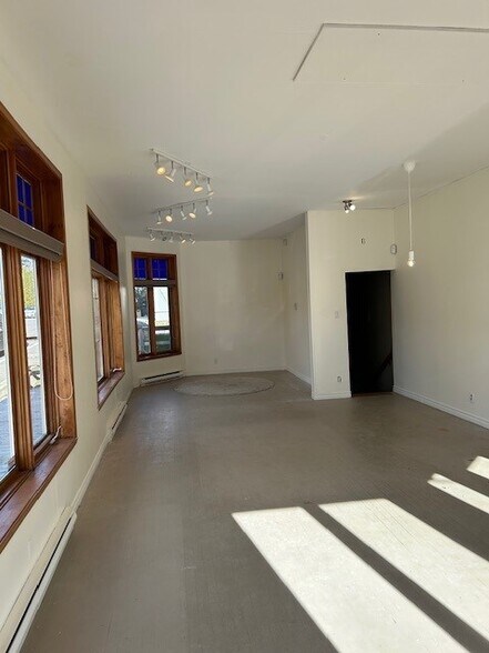 More Photos Of 118 Rue Principale E, Sainte-agathe-des-monts Office For Lease