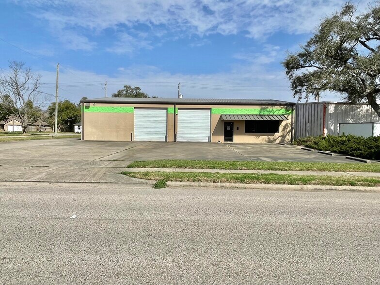 More Photos Of 500 E Plantation Dr, Clute Warehouse For Sale