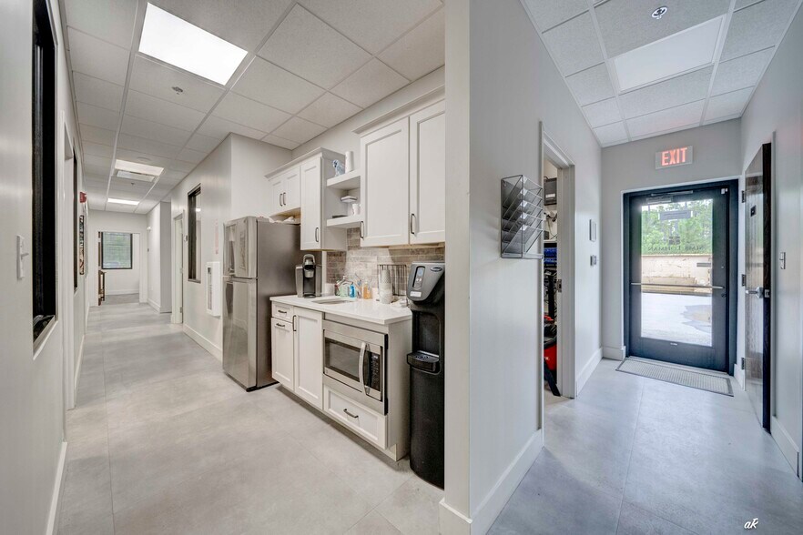 More Photos Of 17684 Cordova Pl, Panama City Beach Distribution For Lease
