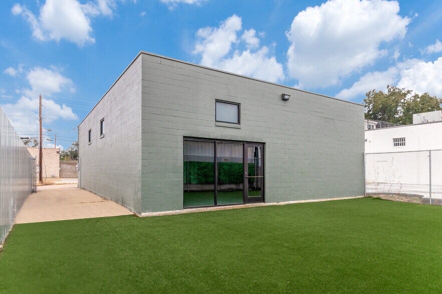 More Photos Of 4840 Memphis St, Dallas Warehouse For Sale