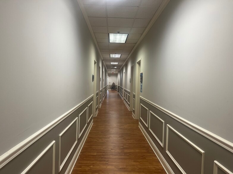 More Photos Of 300 Creek View Rd, Newark Office For Lease