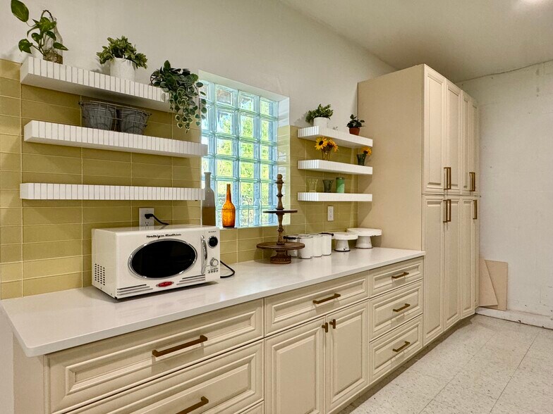 More Photos Of 5400 85th St, Vero Beach Showroom For Sale